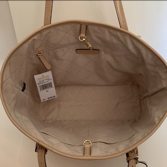 Michael Kors Purse💜 - Picture 5 of 8